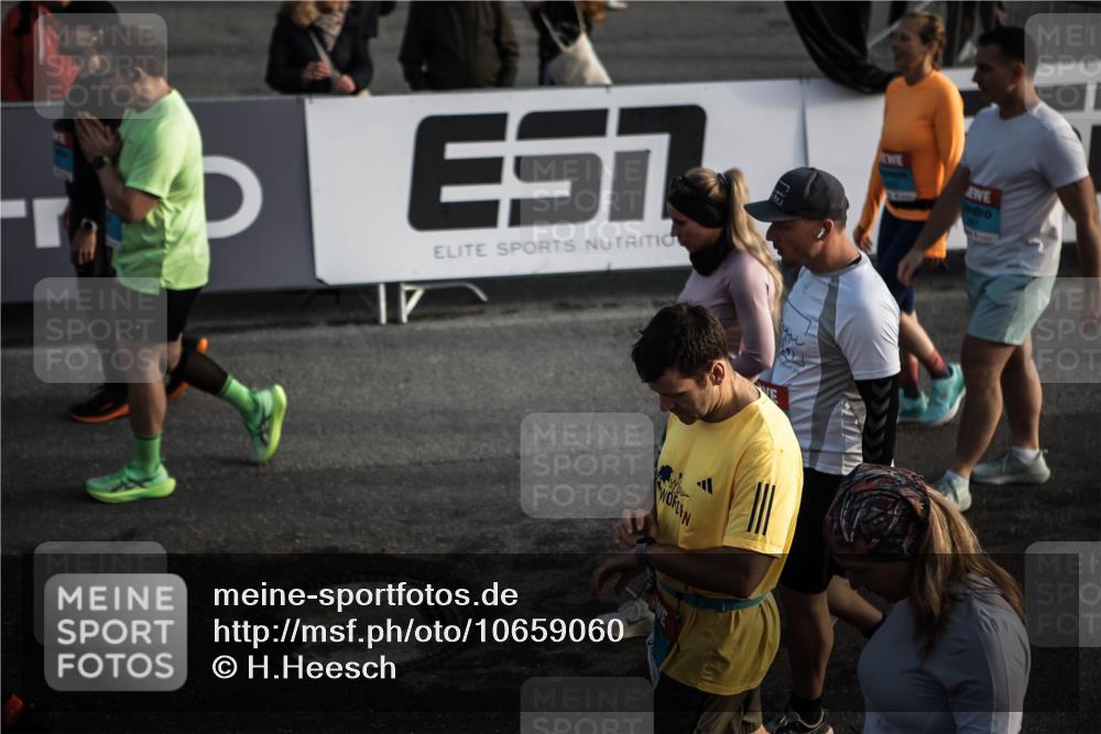 03.10.2026 - Köhlbrandbrückenlauf H.Heesch http://msf.ph/oto/10659060 03.10.2026 09:05:20 Ziel  meine-sportfotos.de