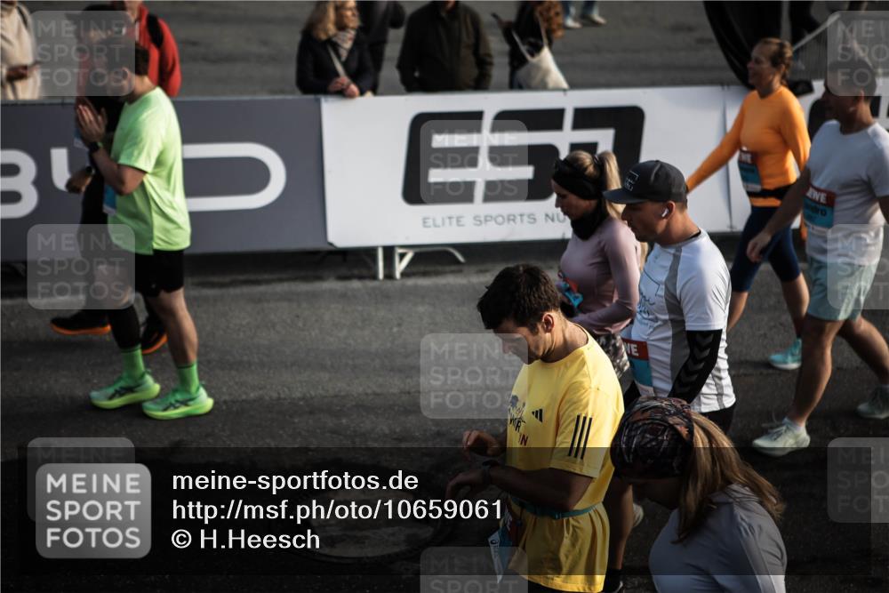 03.10.2026 - Köhlbrandbrückenlauf H.Heesch http://msf.ph/oto/10659061 03.10.2026 09:05:20 Ziel  meine-sportfotos.de