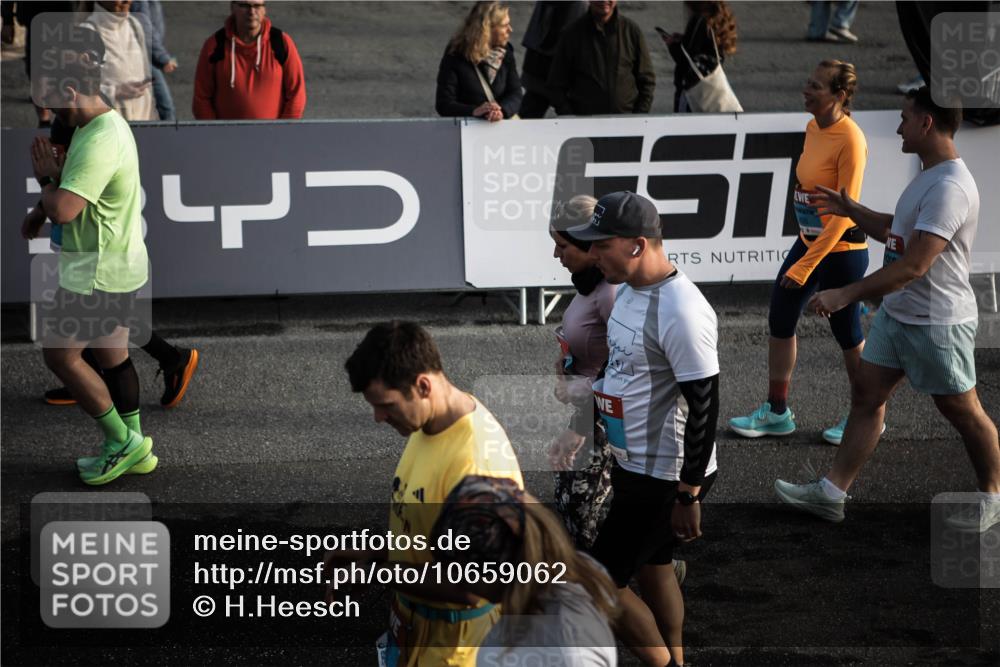 03.10.2026 - Köhlbrandbrückenlauf H.Heesch http://msf.ph/oto/10659062 03.10.2026 09:05:21 Ziel  meine-sportfotos.de