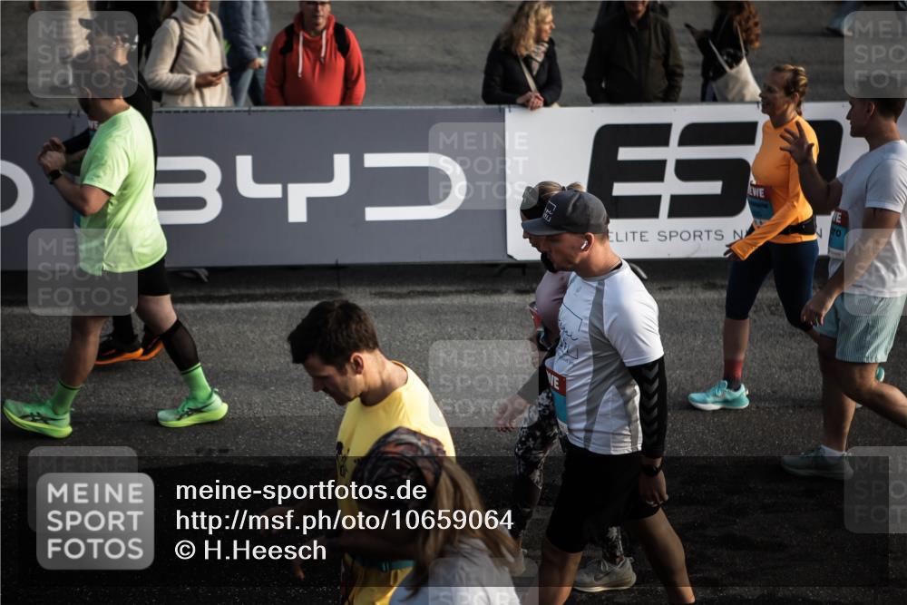 03.10.2026 - Köhlbrandbrückenlauf H.Heesch http://msf.ph/oto/10659064 03.10.2026 09:05:21 Ziel  meine-sportfotos.de