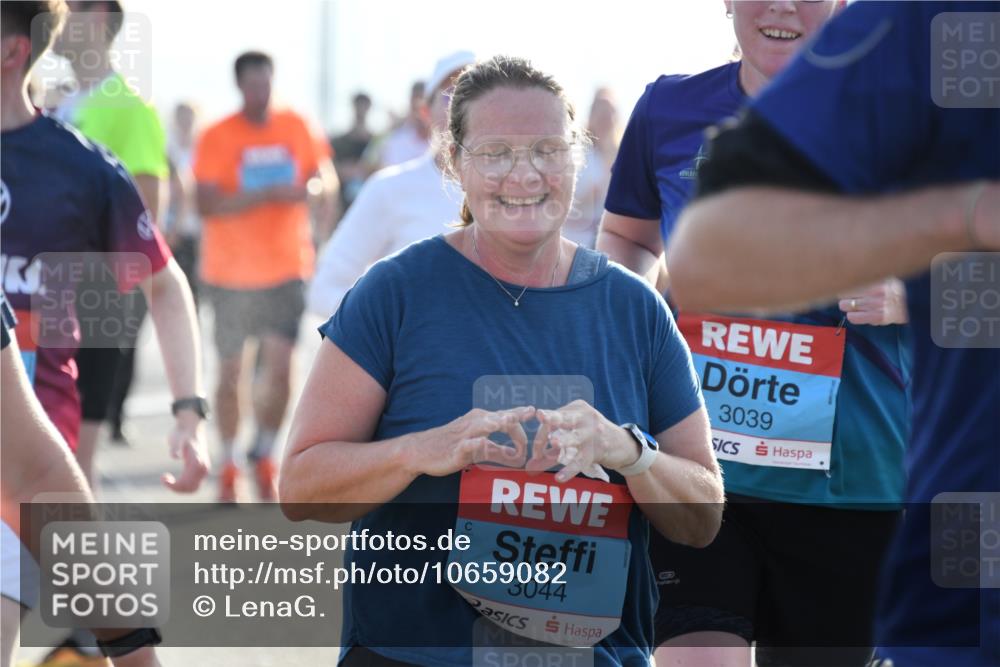 03.10.2026 - Köhlbrandbrückenlauf LenaG. http://msf.ph/oto/10659082 03.10.2026 09:33:56 Position 1 3039, 3044 meine-sportfotos.de