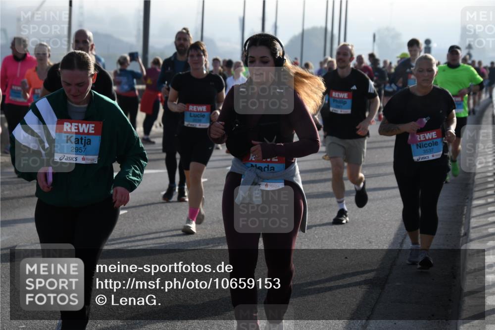 03.10.2026 - Köhlbrandbrückenlauf LenaG. http://msf.ph/oto/10659153 03.10.2026 09:35:48 Position 1 2957, 3537 meine-sportfotos.de