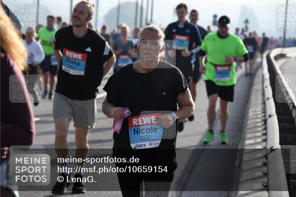 03.10.2026 - Köhlbrandbrückenlauf LenaG. http://msf.ph/oto/10659154 03.10.2026 09:35:50 Position 1 2861, 3537 meine-sportfotos.de