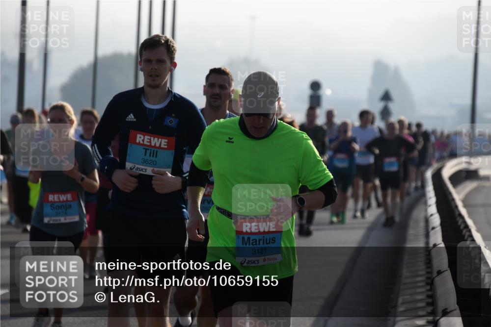 03.10.2026 - Köhlbrandbrückenlauf LenaG. http://msf.ph/oto/10659155 03.10.2026 09:35:53 Position 1 3174, 3620, 3181 meine-sportfotos.de