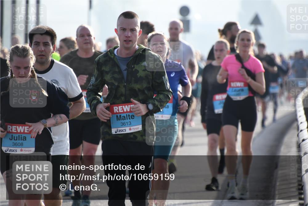 03.10.2026 - Köhlbrandbrückenlauf LenaG. http://msf.ph/oto/10659159 03.10.2026 09:36:03 Position 1 3608, 3613, 1999, 30 meine-sportfotos.de