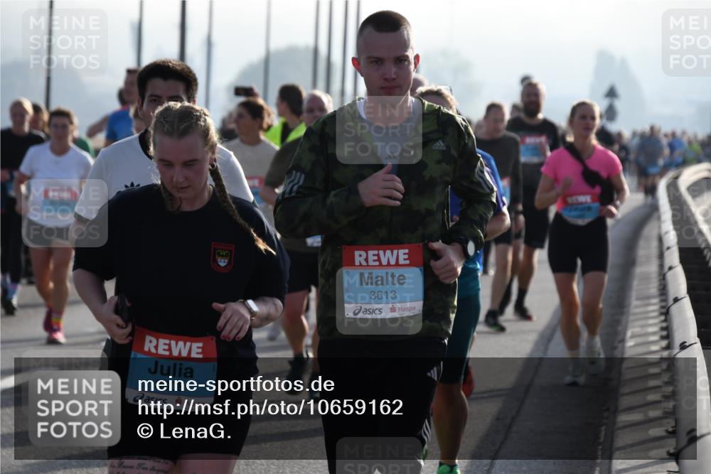 03.10.2026 - Köhlbrandbrückenlauf LenaG. http://msf.ph/oto/10659162 03.10.2026 09:36:08 Position 1 3608, 8313, 3613 meine-sportfotos.de