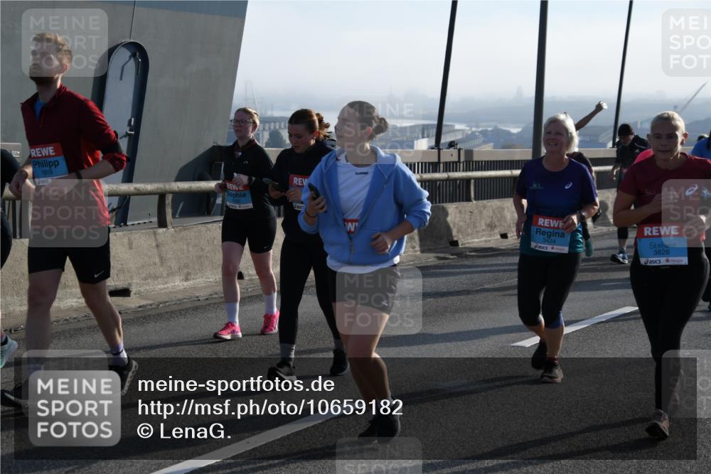 03.10.2026 - Köhlbrandbrückenlauf LenaG. http://msf.ph/oto/10659182 03.10.2026 09:36:47 Position 1 1819, 3424, 3826 meine-sportfotos.de