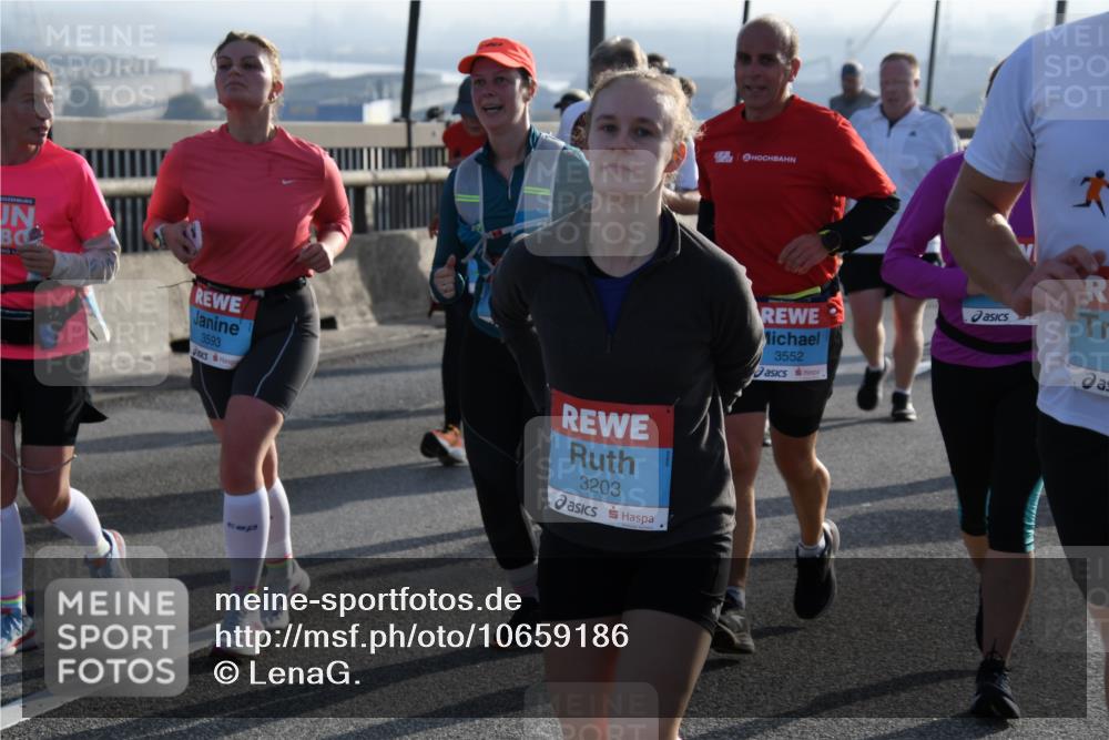 03.10.2026 - Köhlbrandbrückenlauf LenaG. http://msf.ph/oto/10659186 03.10.2026 09:36:52 Position 1 3593, 3203, 3552 meine-sportfotos.de