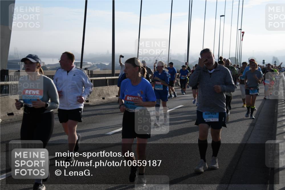 03.10.2026 - Köhlbrandbrückenlauf LenaG. http://msf.ph/oto/10659187 03.10.2026 09:36:55 Position 1 27, 3209, 2974 meine-sportfotos.de