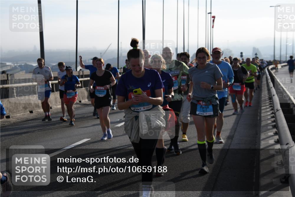 03.10.2026 - Köhlbrandbrückenlauf LenaG. http://msf.ph/oto/10659188 03.10.2026 09:36:57 Position 1 1672, 673 meine-sportfotos.de