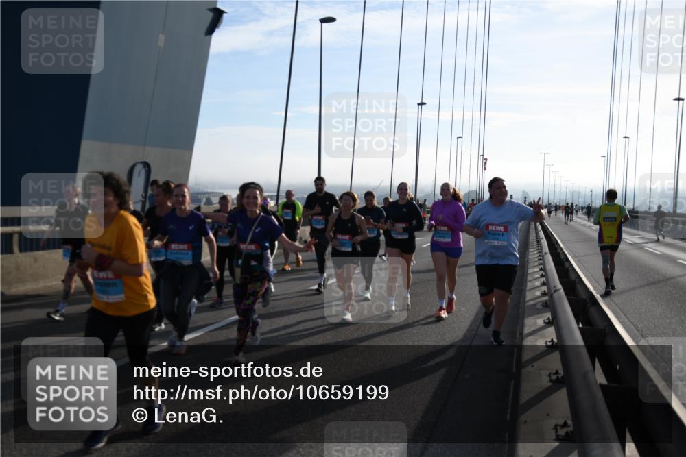 03.10.2026 - Köhlbrandbrückenlauf LenaG. http://msf.ph/oto/10659199 03.10.2026 09:37:34 Position 1  meine-sportfotos.de