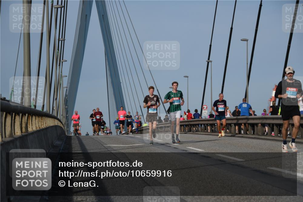 03.10.2026 - Köhlbrandbrückenlauf LenaG. http://msf.ph/oto/10659916 03.10.2026 09:38:53 Position 2 300, 1, 2137 meine-sportfotos.de