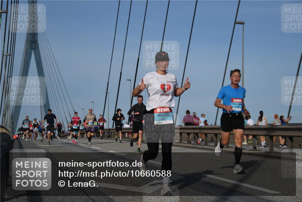 03.10.2026 - Köhlbrandbrückenlauf LenaG. http://msf.ph/oto/10660588 03.10.2026 09:41:50 Position 2 0, 2382, 2386 meine-sportfotos.de