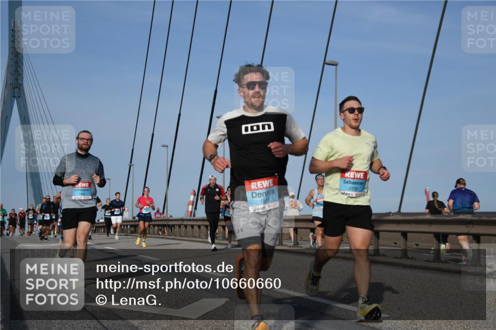 03.10.2026 - Köhlbrandbrückenlauf LenaG. http://msf.ph/oto/10660660 03.10.2026 09:42:03 Position 2 1355, 1911, 2259 meine-sportfotos.de