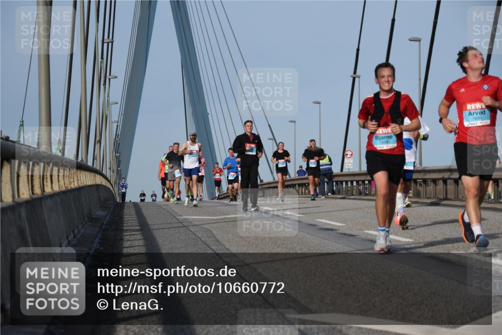 03.10.2026 - Köhlbrandbrückenlauf LenaG. http://msf.ph/oto/10660772 03.10.2026 09:42:36 Position 2 1639, 1638 meine-sportfotos.de