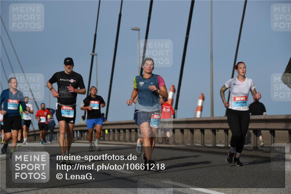 03.10.2026 - Köhlbrandbrückenlauf LenaG. http://msf.ph/oto/10661218 03.10.2026 09:44:26 Position 2 2343, 1715, 1722 meine-sportfotos.de