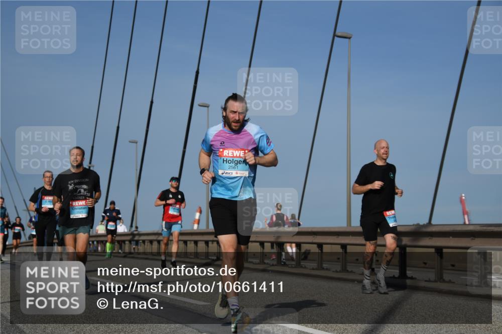 03.10.2026 - Köhlbrandbrückenlauf LenaG. http://msf.ph/oto/10661411 03.10.2026 09:45:08 Position 2 2561, 2521, 19 meine-sportfotos.de