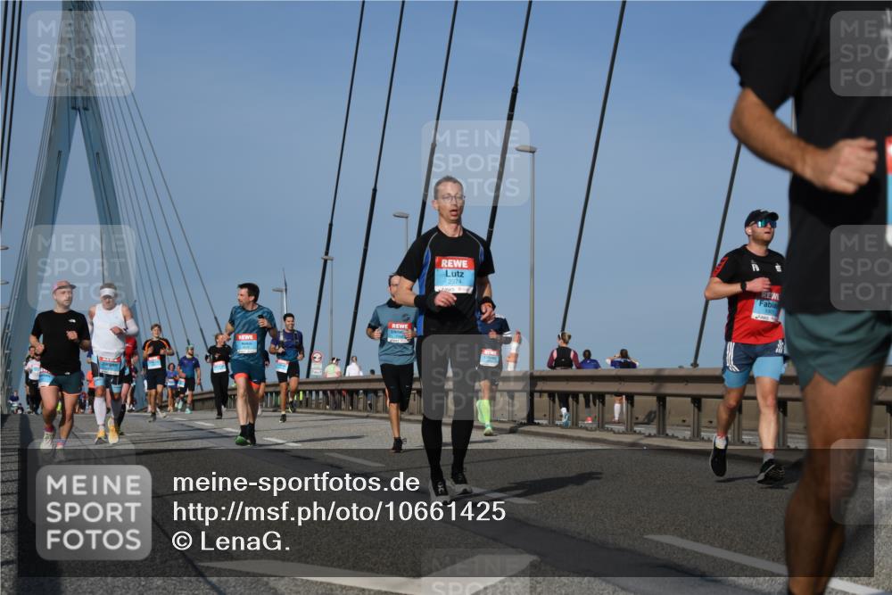 03.10.2026 - Köhlbrandbrückenlauf LenaG. http://msf.ph/oto/10661425 03.10.2026 09:45:11 Position 2 2374 meine-sportfotos.de