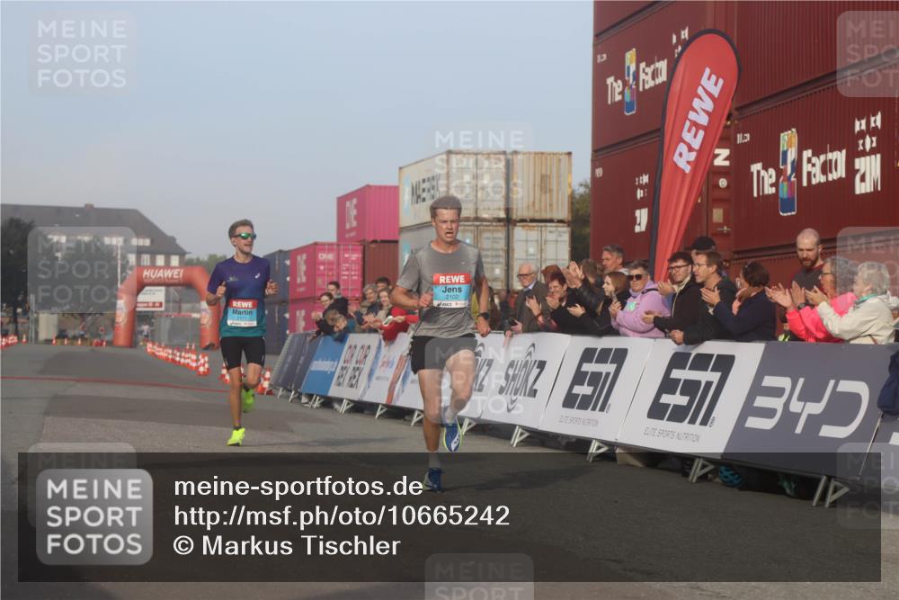 03.10.2026 - Köhlbrandbrückenlauf Markus Tischler http://msf.ph/oto/10665242 03.10.2026 09:45:38 Ziel 2102, 2111 meine-sportfotos.de