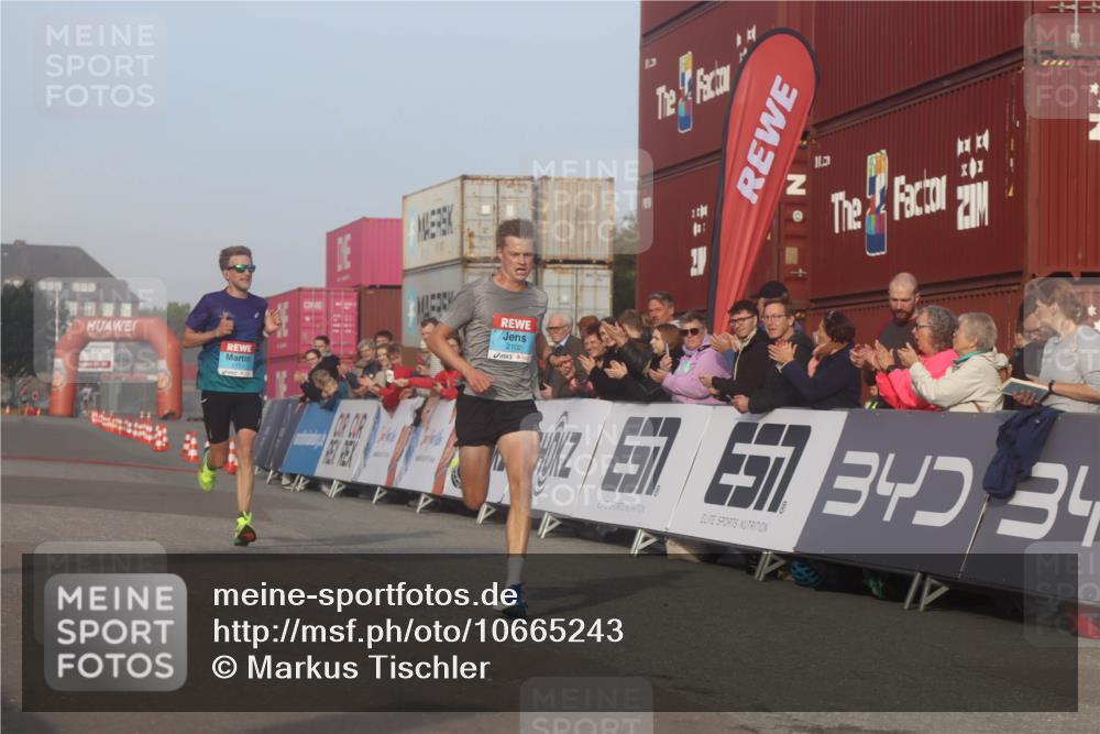 03.10.2026 - Köhlbrandbrückenlauf Markus Tischler http://msf.ph/oto/10665243 03.10.2026 09:45:38 Ziel 2102, 2111 meine-sportfotos.de