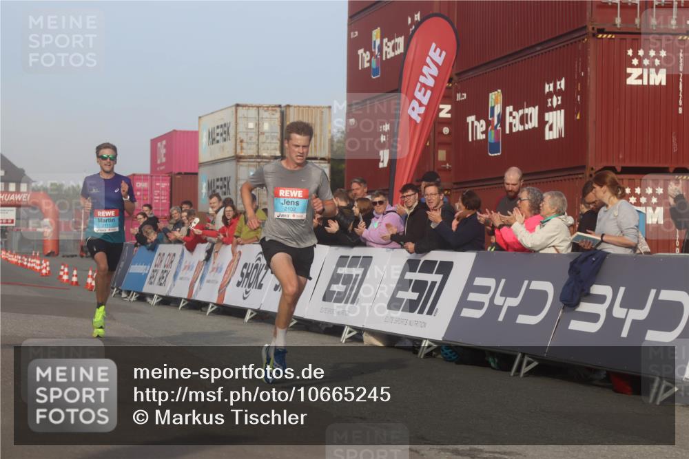 03.10.2026 - Köhlbrandbrückenlauf Markus Tischler http://msf.ph/oto/10665245 03.10.2026 09:45:39 Ziel 2102, 2111 meine-sportfotos.de
