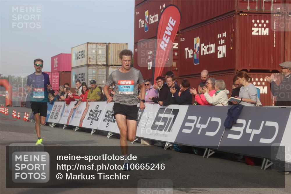 03.10.2026 - Köhlbrandbrückenlauf Markus Tischler http://msf.ph/oto/10665246 03.10.2026 09:45:39 Ziel 2102, 2111 meine-sportfotos.de