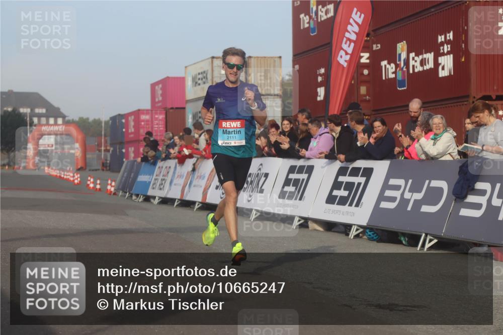 03.10.2026 - Köhlbrandbrückenlauf Markus Tischler http://msf.ph/oto/10665247 03.10.2026 09:45:40 Ziel 2102, 2111 meine-sportfotos.de