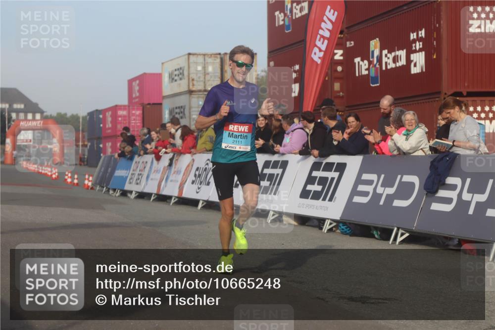 03.10.2026 - Köhlbrandbrückenlauf Markus Tischler http://msf.ph/oto/10665248 03.10.2026 09:45:40 Ziel 2102, 2111 meine-sportfotos.de