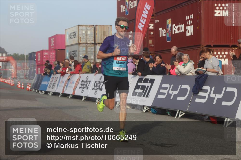 03.10.2026 - Köhlbrandbrückenlauf Markus Tischler http://msf.ph/oto/10665249 03.10.2026 09:45:40 Ziel 2102, 2111 meine-sportfotos.de