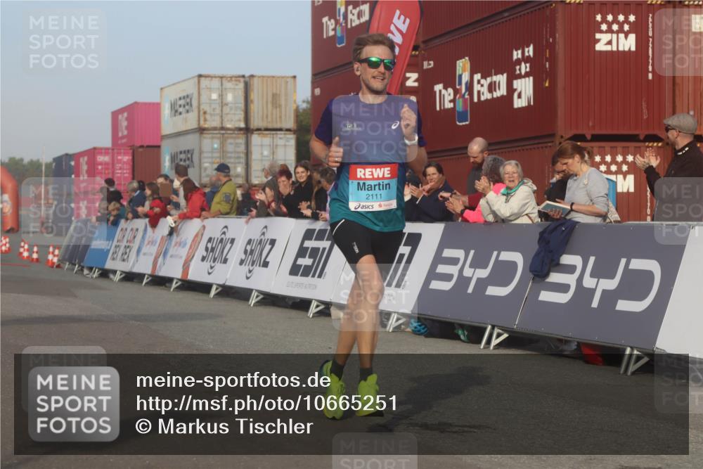 03.10.2026 - Köhlbrandbrückenlauf Markus Tischler http://msf.ph/oto/10665251 03.10.2026 09:45:41 Ziel 2102, 2111 meine-sportfotos.de