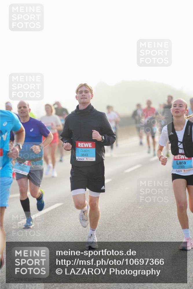 03.10.2026 - Köhlbrandbrückenlauf LAZAROV Photography http://msf.ph/oto/10697366 03.10.2026 09:16:18 Position 3 1300, 3843, 2300 meine-sportfotos.de