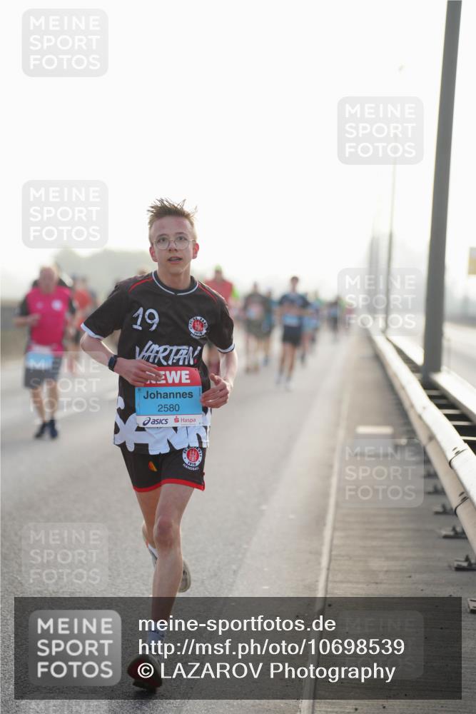 03.10.2026 - Köhlbrandbrückenlauf LAZAROV Photography http://msf.ph/oto/10698539 03.10.2026 09:18:59 Position 3 19, 2580, 1910 meine-sportfotos.de