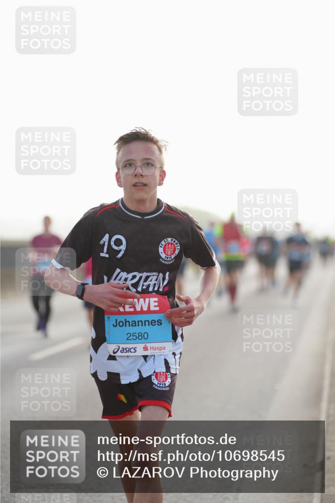 03.10.2026 - Köhlbrandbrückenlauf LAZAROV Photography http://msf.ph/oto/10698545 03.10.2026 09:19:00 Position 3 19, 1910, 2580, 1910 meine-sportfotos.de