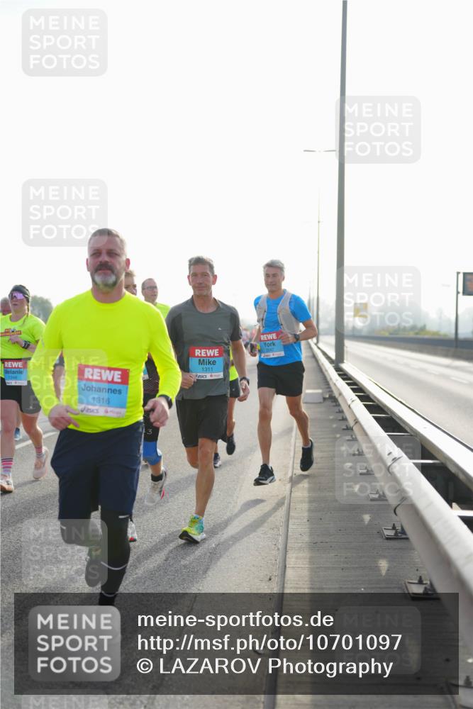 03.10.2026 - Köhlbrandbrückenlauf LAZAROV Photography http://msf.ph/oto/10701097 03.10.2026 09:24:39 Position 3 1346, 1316, 1311, 3 meine-sportfotos.de