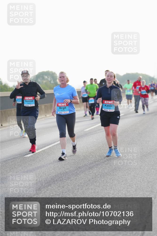 03.10.2026 - Köhlbrandbrückenlauf LAZAROV Photography http://msf.ph/oto/10702136 03.10.2026 09:29:12 Position 3 3557, 1215, 1213 meine-sportfotos.de