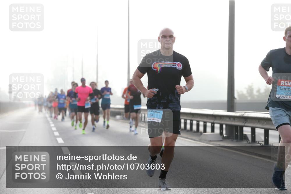 03.10.2026 - Köhlbrandbrückenlauf Jannik Wohlers http://msf.ph/oto/10703603 03.10.2026 09:13:00 Position 3 2041, 1607 meine-sportfotos.de
