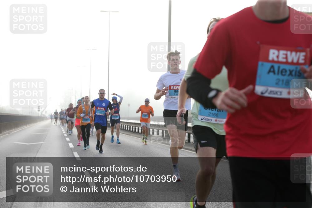 03.10.2026 - Köhlbrandbrückenlauf Jannik Wohlers http://msf.ph/oto/10703950 03.10.2026 09:13:10 Position 3 2183, 2166, 2181 meine-sportfotos.de