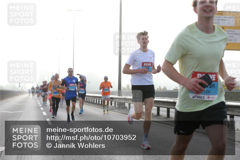 03.10.2026 - Köhlbrandbrückenlauf Jannik Wohlers http://msf.ph/oto/10703952 03.10.2026 09:13:10 Position 3 166 meine-sportfotos.de