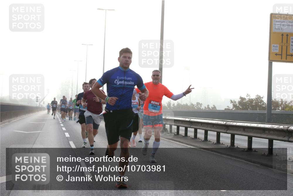 03.10.2026 - Köhlbrandbrückenlauf Jannik Wohlers http://msf.ph/oto/10703981 03.10.2026 09:13:15 Position 3 2355, 33 meine-sportfotos.de