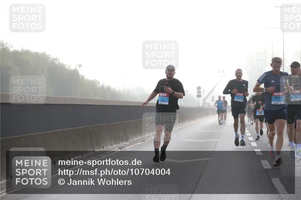 03.10.2026 - Köhlbrandbrückenlauf Jannik Wohlers http://msf.ph/oto/10704004 03.10.2026 09:13:20 Position 3 110, 1142, 2656 meine-sportfotos.de