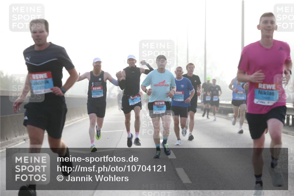 03.10.2026 - Köhlbrandbrückenlauf Jannik Wohlers http://msf.ph/oto/10704121 03.10.2026 09:13:46 Position 3 2219, 1392, 1397, 1712, 406 meine-sportfotos.de
