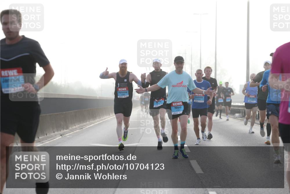 03.10.2026 - Köhlbrandbrückenlauf Jannik Wohlers http://msf.ph/oto/10704123 03.10.2026 09:13:47 Position 3 2219, 1, 1392, 1397 meine-sportfotos.de