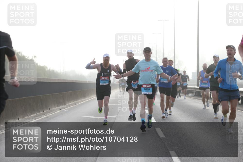 03.10.2026 - Köhlbrandbrückenlauf Jannik Wohlers http://msf.ph/oto/10704128 03.10.2026 09:13:47 Position 3 1392, 2126, 1397, 1712 meine-sportfotos.de