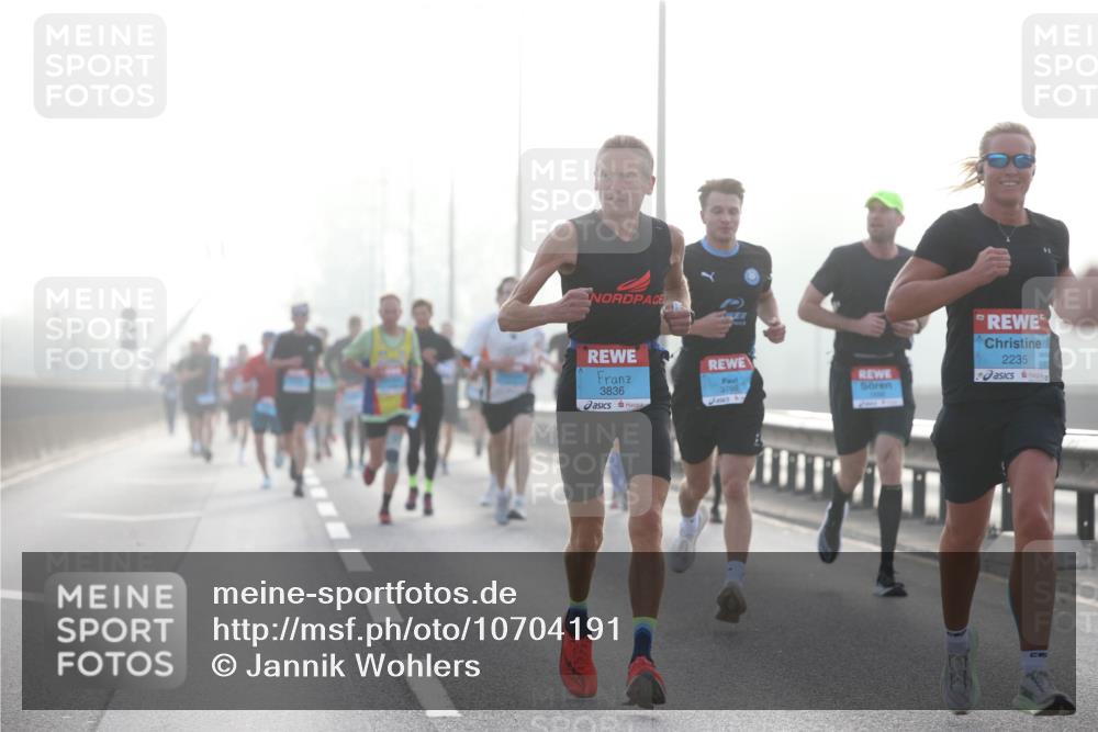 03.10.2026 - Köhlbrandbrückenlauf Jannik Wohlers http://msf.ph/oto/10704191 03.10.2026 09:13:56 Position 3 3836, 3769, 2235 meine-sportfotos.de