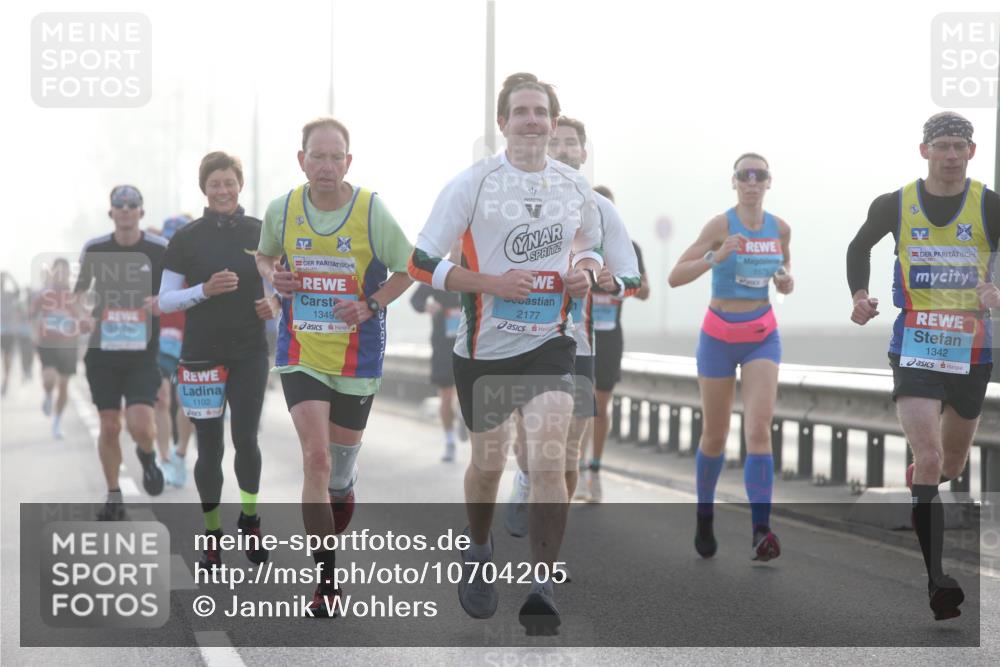 03.10.2026 - Köhlbrandbrückenlauf Jannik Wohlers http://msf.ph/oto/10704205 03.10.2026 09:14:00 Position 3 1102, 1349, 2177, 1342 meine-sportfotos.de