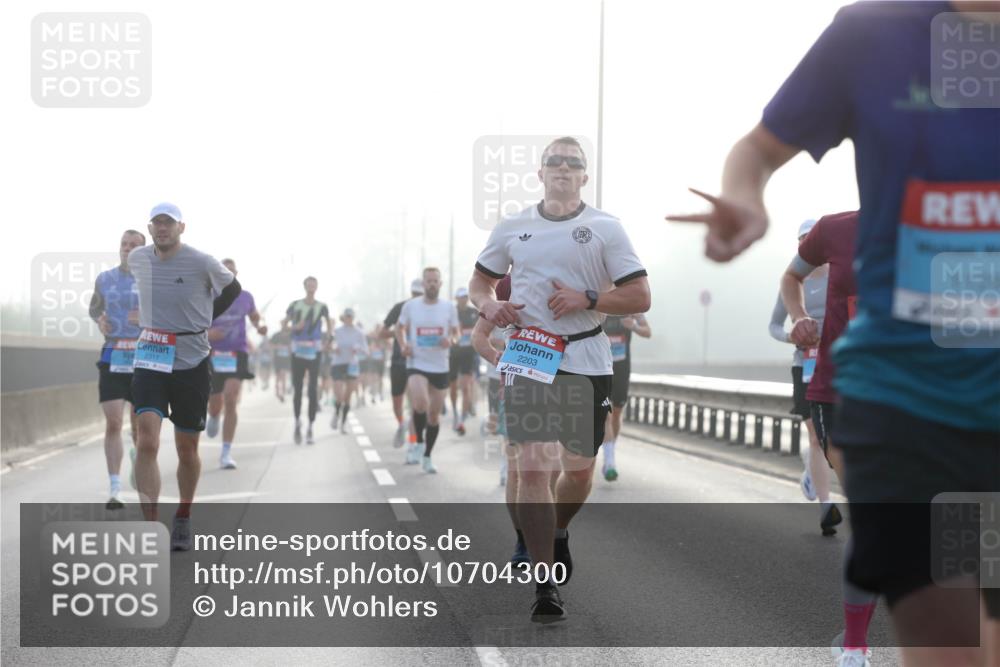 03.10.2026 - Köhlbrandbrückenlauf Jannik Wohlers http://msf.ph/oto/10704300 03.10.2026 09:14:18 Position 3 2317, 2203, 1129 meine-sportfotos.de