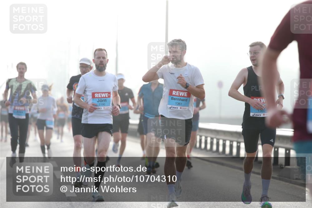 03.10.2026 - Köhlbrandbrückenlauf Jannik Wohlers http://msf.ph/oto/10704310 03.10.2026 09:14:21 Position 3 2190, 1361, 1360 meine-sportfotos.de