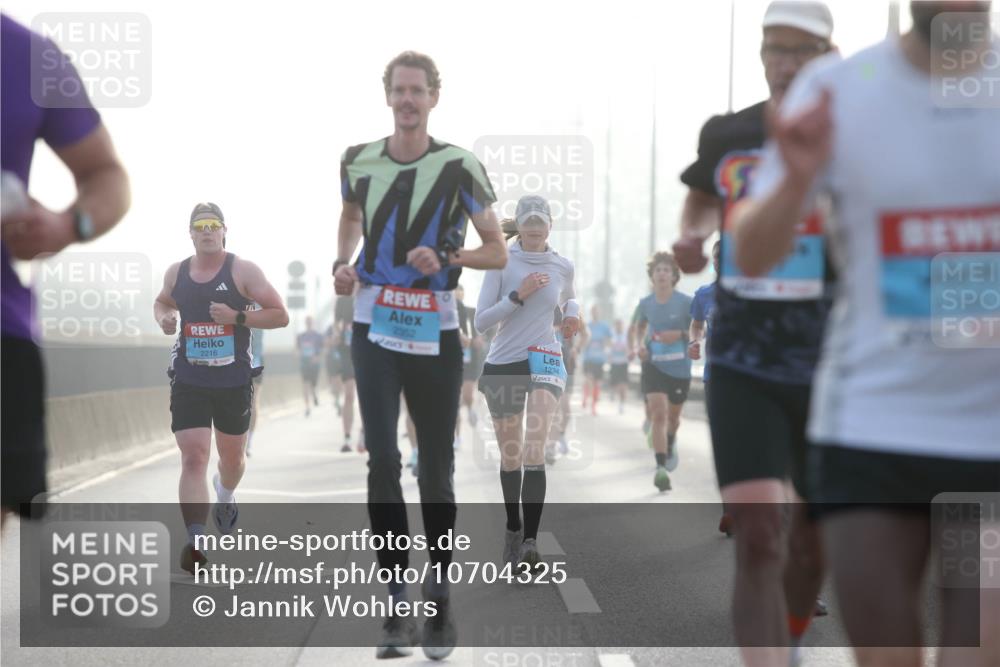 03.10.2026 - Köhlbrandbrückenlauf Jannik Wohlers http://msf.ph/oto/10704325 03.10.2026 09:14:24 Position 3 2216, 2352, 1234 meine-sportfotos.de