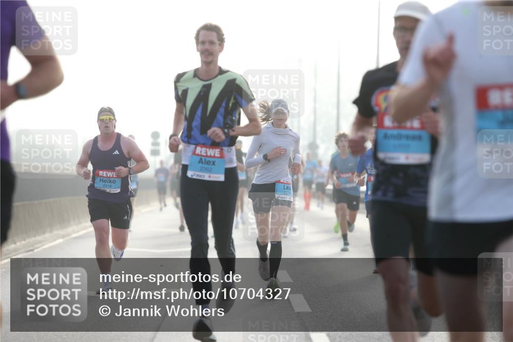 03.10.2026 - Köhlbrandbrückenlauf Jannik Wohlers http://msf.ph/oto/10704327 03.10.2026 09:14:24 Position 3 2216, 2352, 1234 meine-sportfotos.de