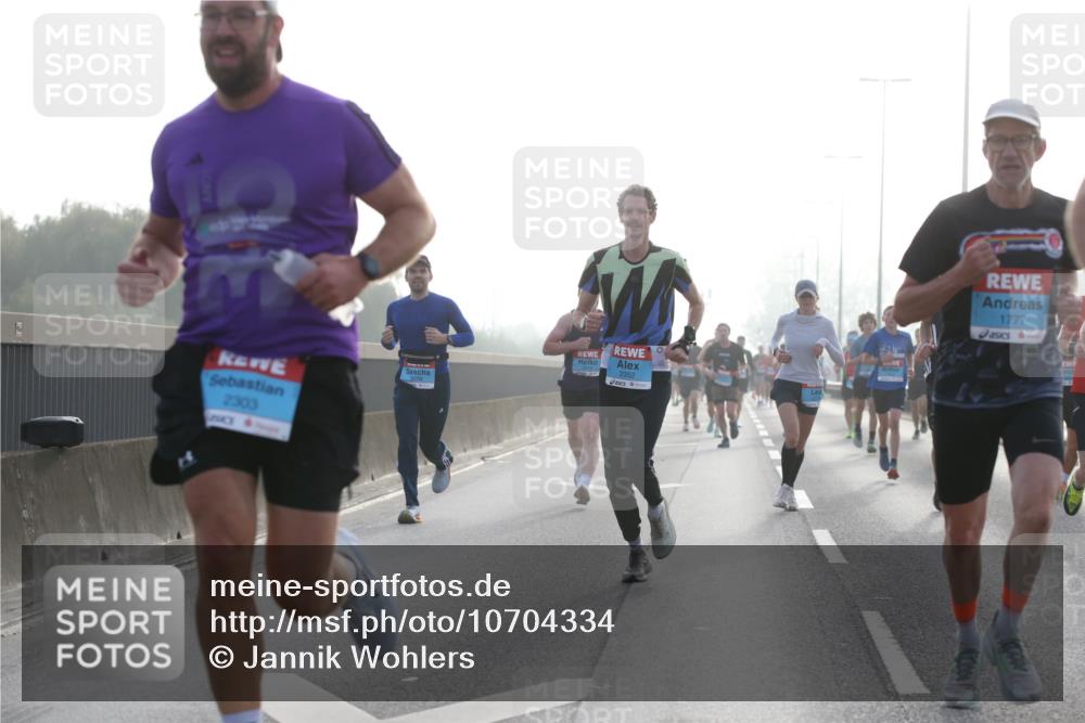 03.10.2026 - Köhlbrandbrückenlauf Jannik Wohlers http://msf.ph/oto/10704334 03.10.2026 09:14:25 Position 3 2303, 2352, 1777 meine-sportfotos.de